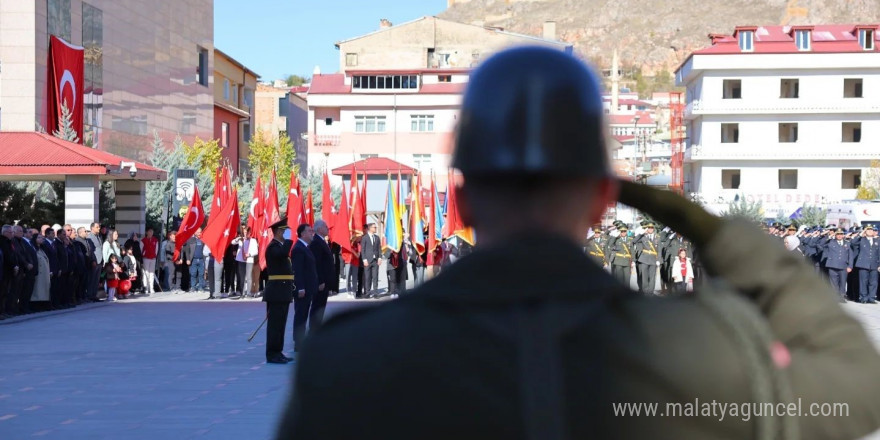 Bayburt’ta 29 Ekim kutlamaları çelenk sunumuyla başladı