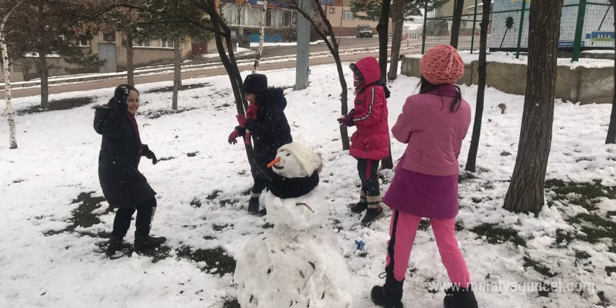 Bayburt’ta çocukların kar eğlencesi