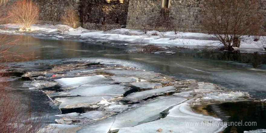 Bayburt’ta Çoruh nehri kısmi buz tuttu