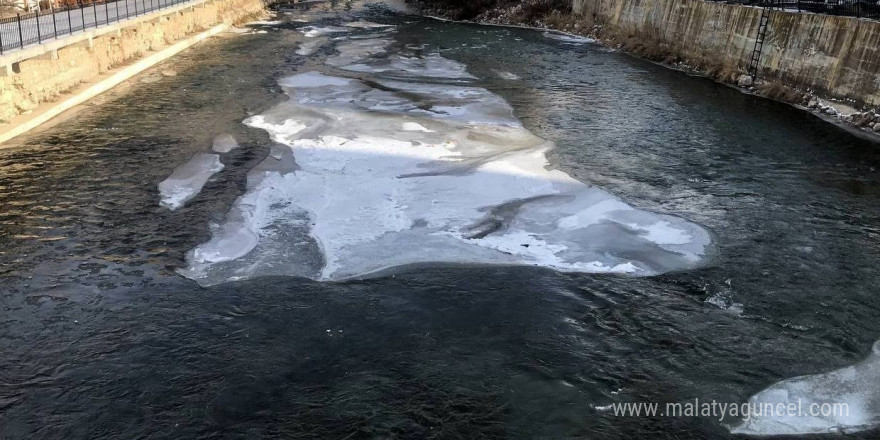 Bayburt’ta Çoruh nehri kısmi buz tuttu