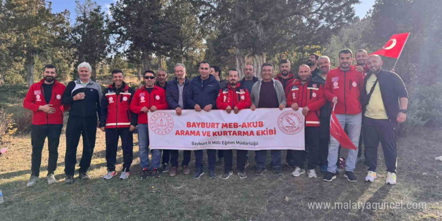 Bayburt’ta doğa yürüyüşü yapıldı fidanlar toprakla buluşturuldu