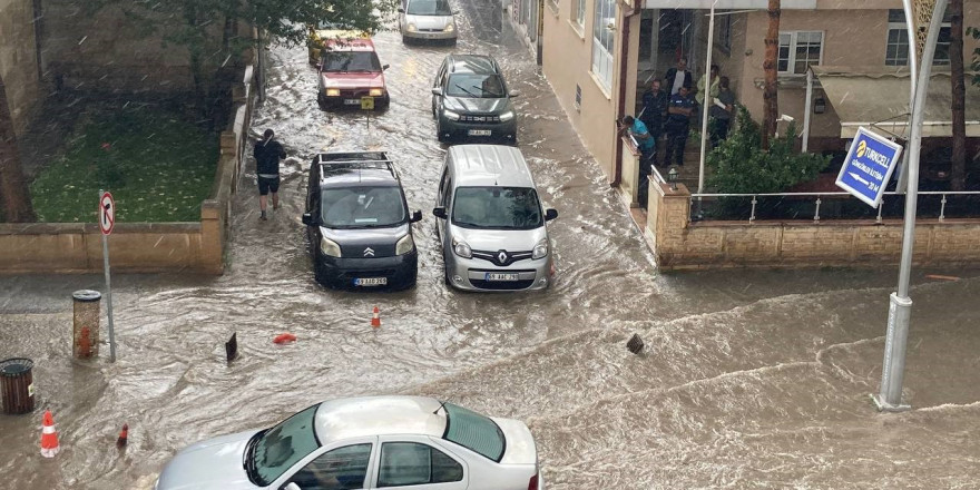 Bayburt’ta etkili olan sağanak nedeniyle cadde ve sokakları su bastı