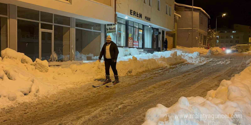 Bayburt’ta fıkra gibi olay: Kayak tutkunu Bayburtlu vatandaş caddede kayak yaptı