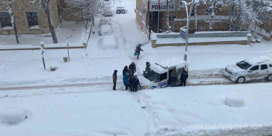 Bayburt’ta kar nedeniyle trafik durma noktasına geldi ulaşım kontrollü sağlıyor