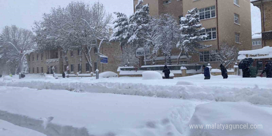 Bayburt’ta kar nedeniyle trafik durma noktasına geldi ulaşım kontrollü sağlıyor