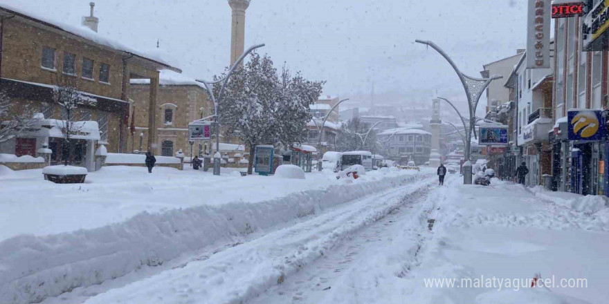 Bayburt’ta kar nedeniyle trafik durma noktasına geldi ulaşım kontrollü sağlıyor