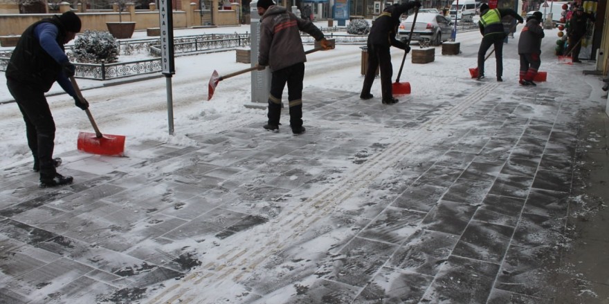 Bayburt’ta kar yağışı etkili oluyor