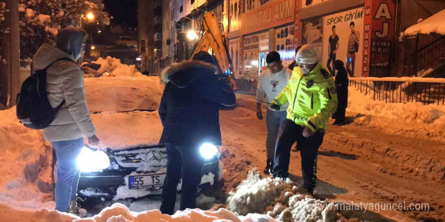 Bayburt’ta kara saplanan Mercedes marka otomobilin yardımına esnaf ve vatandaşlar yetişti