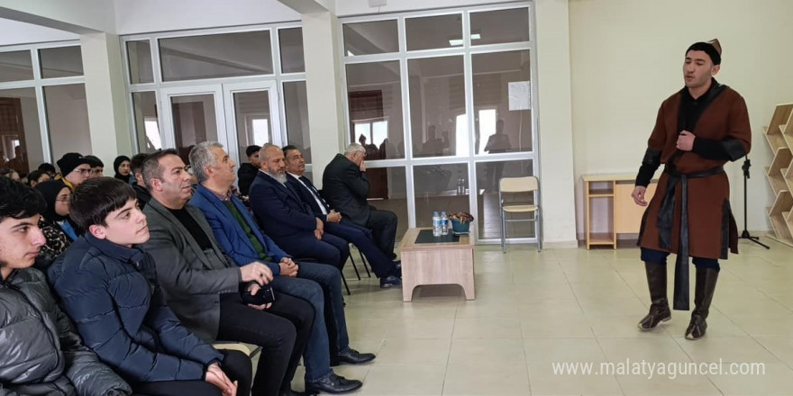 Bayburt’ta lise öğrencileri tarihi şahsiyetleri canlandırdı