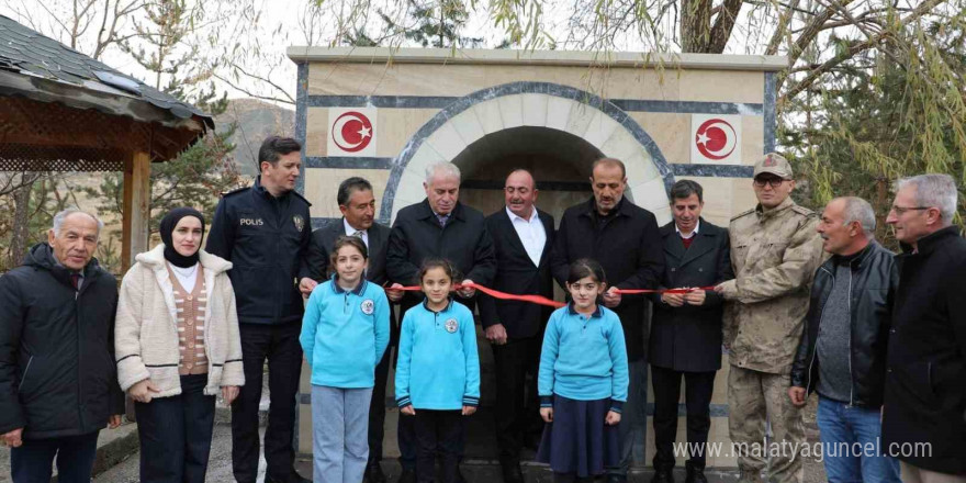 Bayburt’ta şehit Ömer Halis Demir adına yaptırılan çeşmenin ve Taht köyü konağının dualarla açılışı yapıldı