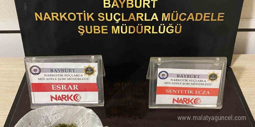 Bayburt’ta şüpheli hareketler sergileyen 2 şahısın üzerinden uyuşturucu madde çıktı