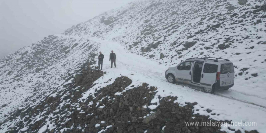 Bayburt’ta yaylalar beyaz örtüyle kaplandı