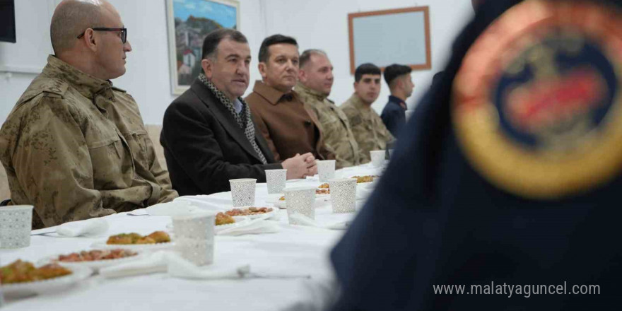 Bayburt’ta yeni yıla görevi başında giren güvenlik güçleri ve sağlık çalışanları unutulmadı