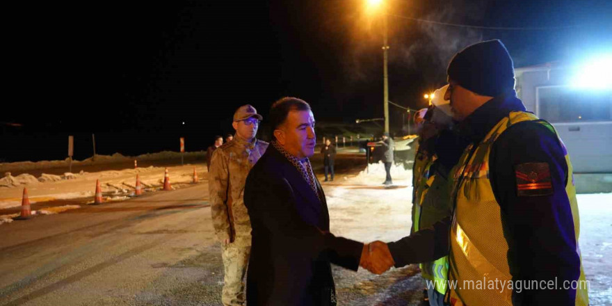 Bayburt’ta yeni yıla görevi başında giren güvenlik güçleri ve sağlık çalışanları unutulmadı