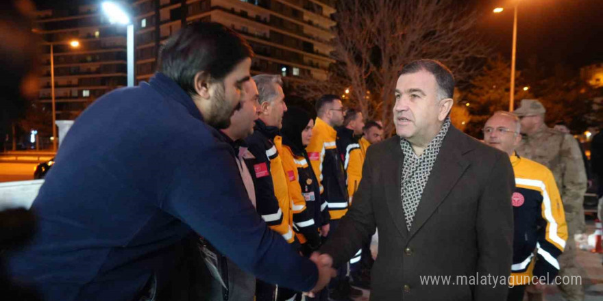 Bayburt’ta yeni yıla görevi başında giren güvenlik güçleri ve sağlık çalışanları unutulmadı