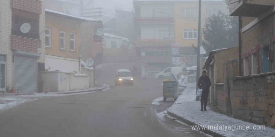 Bayburt’ta yoğun sis etkili oldu görüş mesafesi 10 metreye kadar düştü