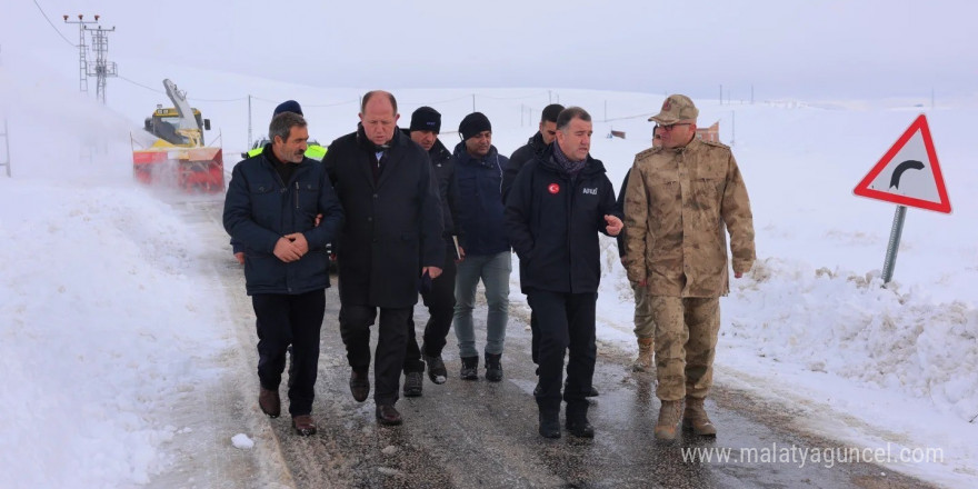 Bayburt’un kapalı köy yollarında yol açma çalışmaları yapılıyor