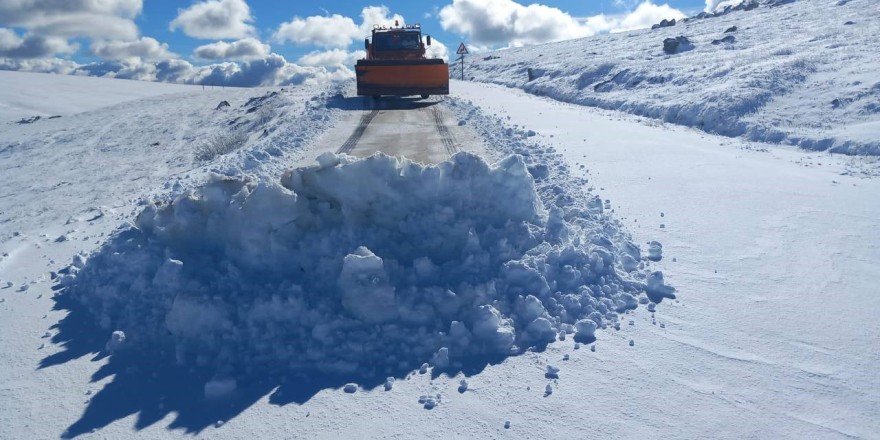 Bayburt’un yüksek kesimleri karla kaplandı