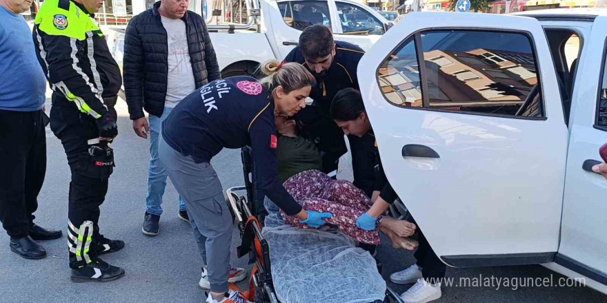 Bayılan karısını hastaneye götürürken kaza yaptı, ambulansla baygın şekilde hastaneye götürüldü