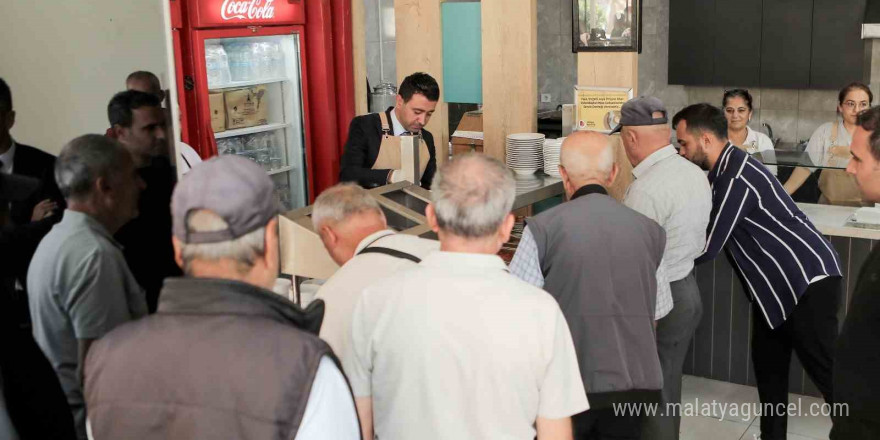 Bayraklı Belediyesi kent lokantalarında 'Askıda Yemek' uygulaması başladı