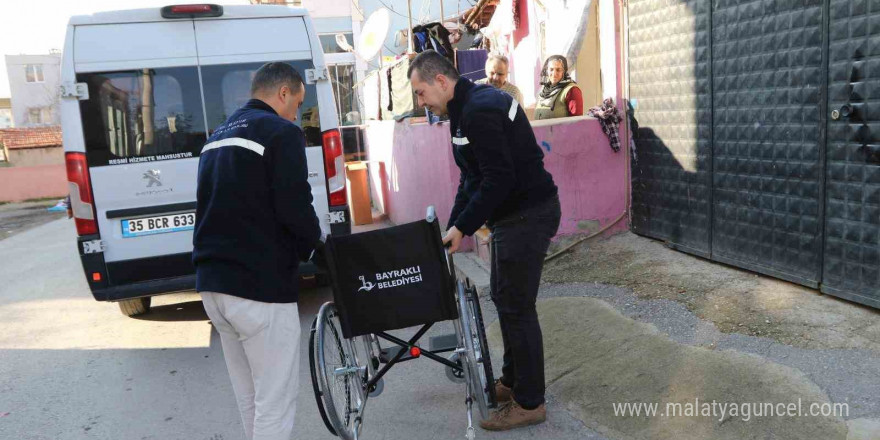 Bayraklı Belediyesinden engelli vatandaşlara tekerlekli sandalye