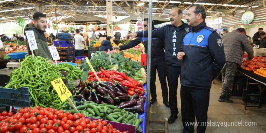 Bayraklı zabıtasından pazar yeri denetimi