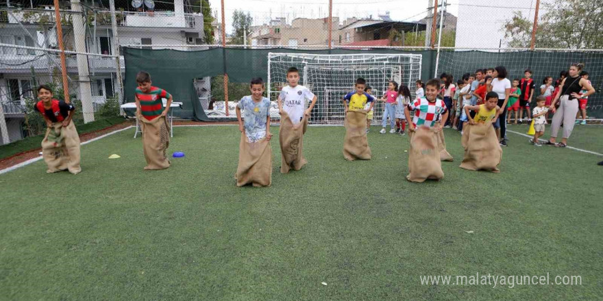 Bayraklı’da çocuklar mahalle şenliğinde doyasıya eğlendi