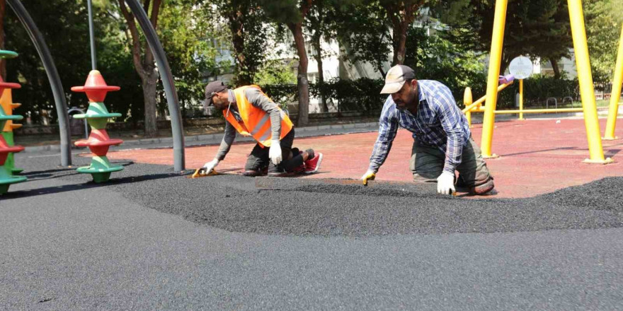 Bayraklı’da parklar yenileniyor