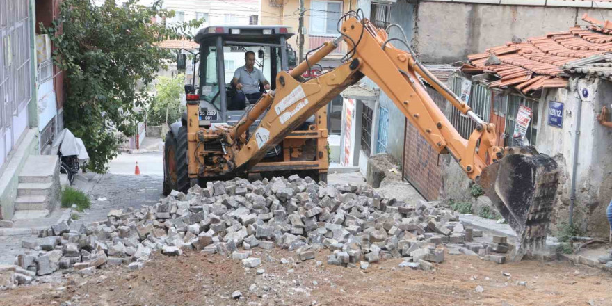 Bayraklı’da yol yenileme seferberliği sürüyor