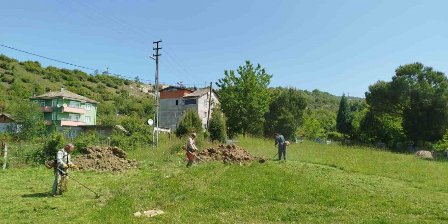 Bayram öncesi mezarlıklar temizlendi