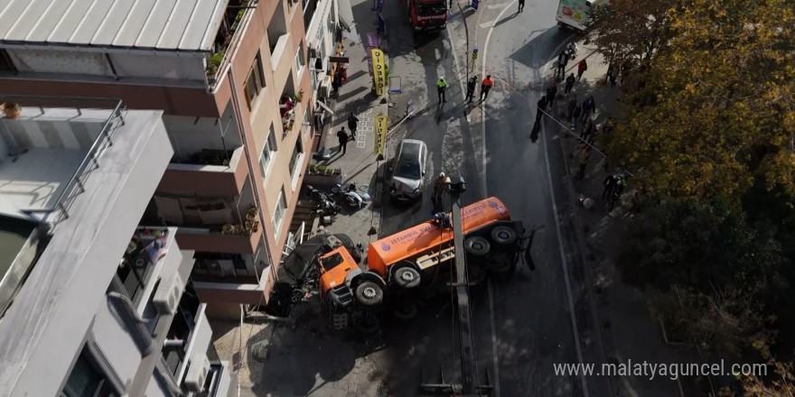 Bayrampaşa’da İSTAÇ tankeri araçları ezdi, 3 kişinin ölümden döndüğü kaza anı kameraya yansıdı: 5 yaralı