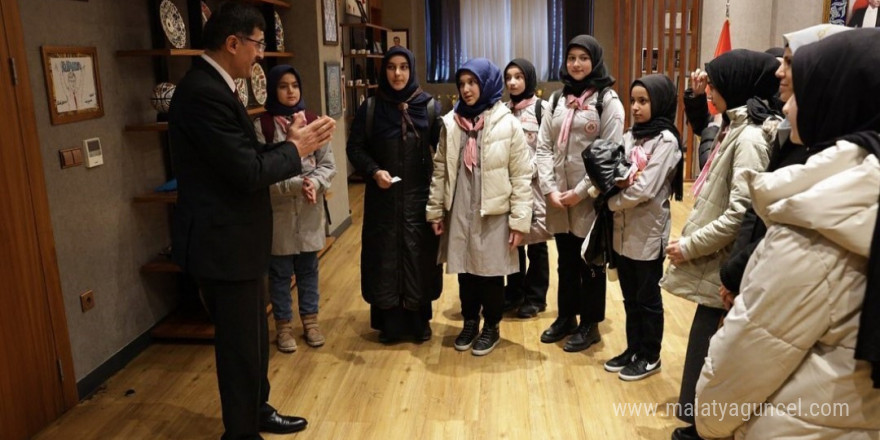 Belediye Başkanı Eyüp Kahveci, Kent Konseyi Çocuk Meclisi üyeleriyle bir araya geldi