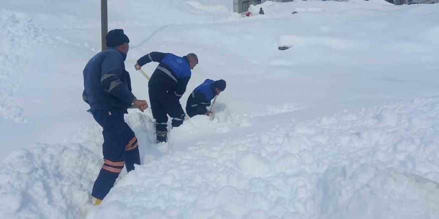 Belediye ekibinin zorlu karla mücadelesi