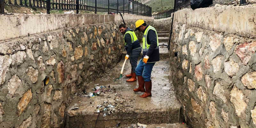 Belediye ekipleri taşkın koruma kanallarını temizledi