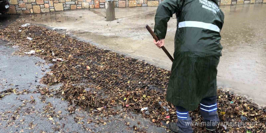 Belediye ekiplerinden yağmur mesaisi