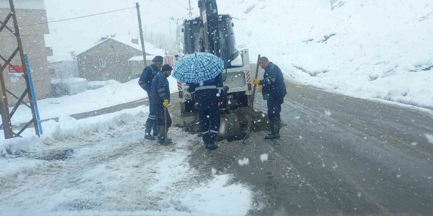 Belediye ekiplerinin kar altındaki zorlu çalışması