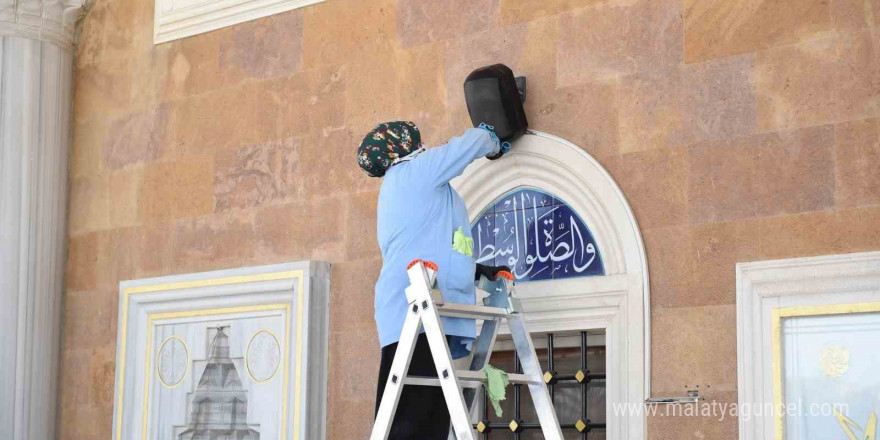 Belediye ibadethanelerin temizliğini yapıyor