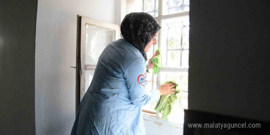 Belediye ibadethanelerin temizliğini yapıyor