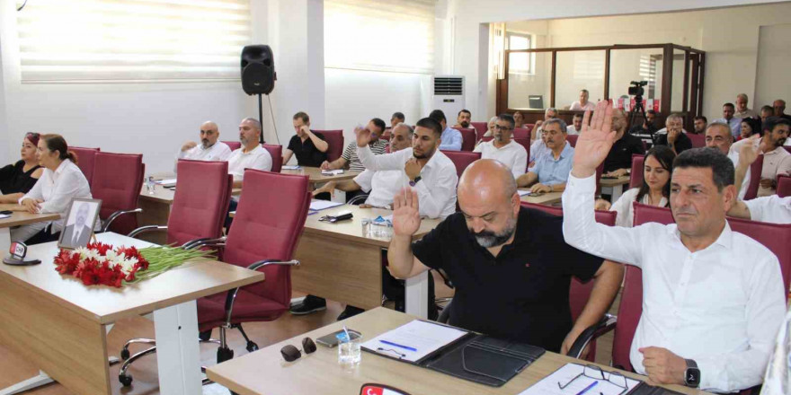 Belediye meclisinden Bolyurt’a karanfilli veda