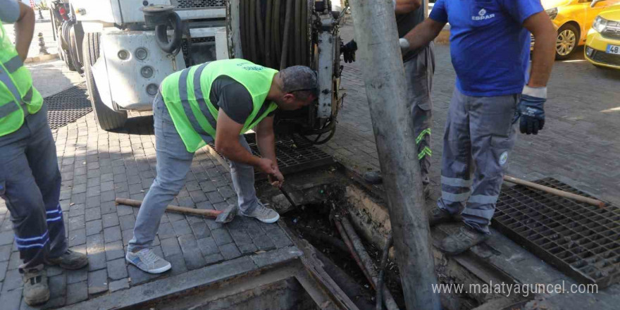 Belediyeden kanal açma ve temizlik çalışmaları