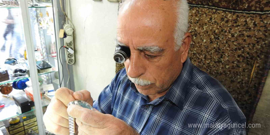 Beş metrekarelik dükkanında 60 yıldır zamana ayar veriyor