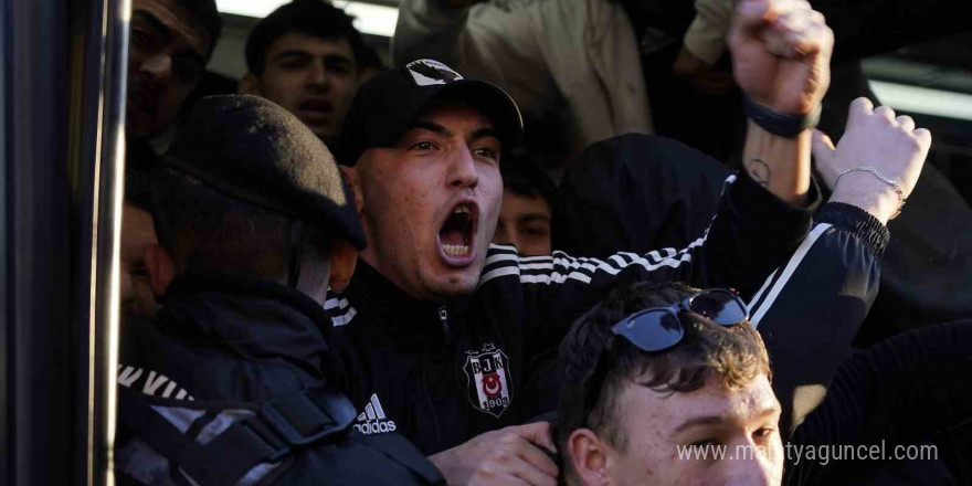 Beşiktaş taraftarı stadyuma geldi