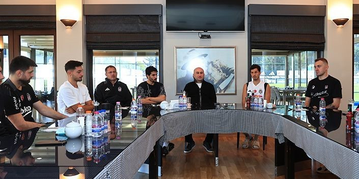 Beşiktaş’ta Başkan Hüseyin Yücel, futbolcularla buluştu