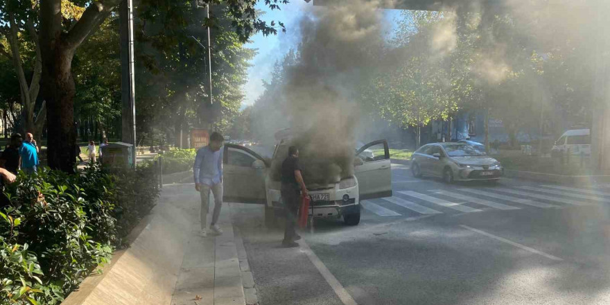 Beşiktaş’ta otomobil alev aldı, anne ve çocuğu son anda kurtuldu