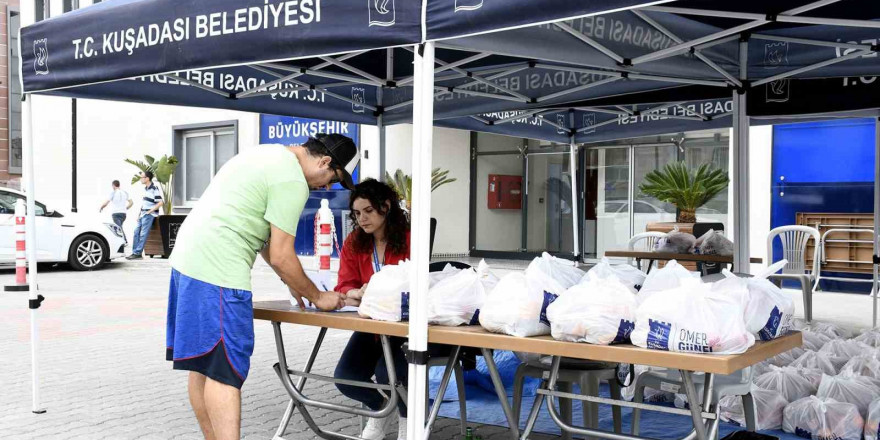 Beslenme çantalarını bu yıl da Kuşadası Belediyesi doldurdu