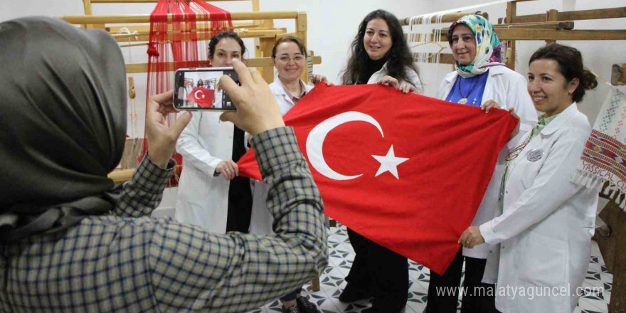 Besmele çekerek başladılar, mekik ve ilmeklerle bayrak dokudular