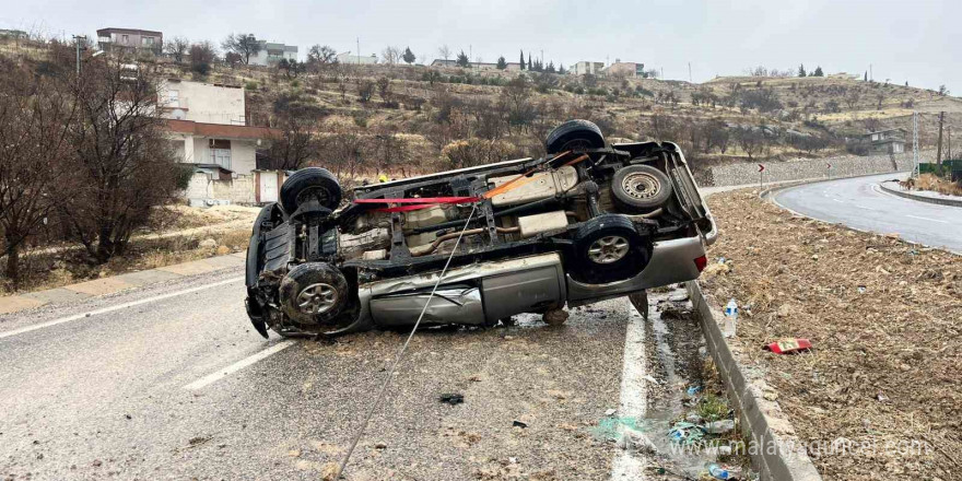 Besni’de kamyonet takla attı: 1 yaralı