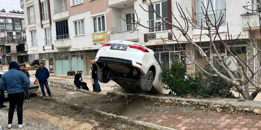 Besni’de otomobil apartman boşluğuna düştü