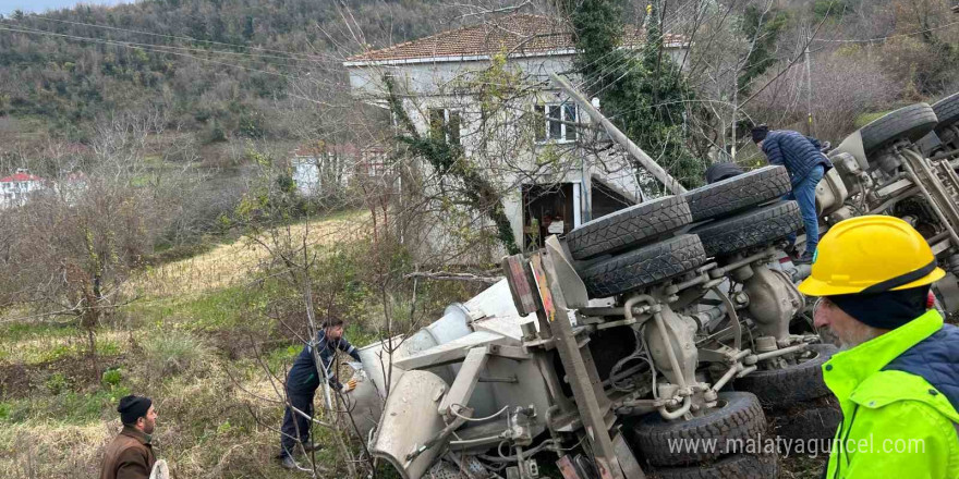 Beton mikseri devrildi, sürücü yara almadan kurtuldu