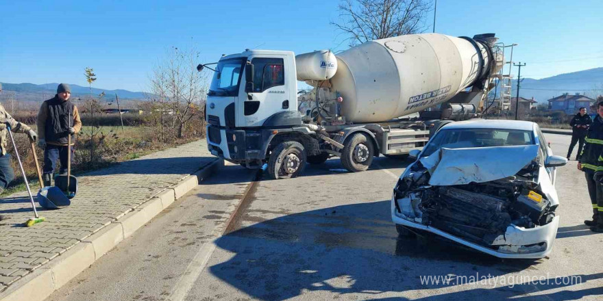 Beton mikseri ile otomobil çarpıştı: 1 yaralı